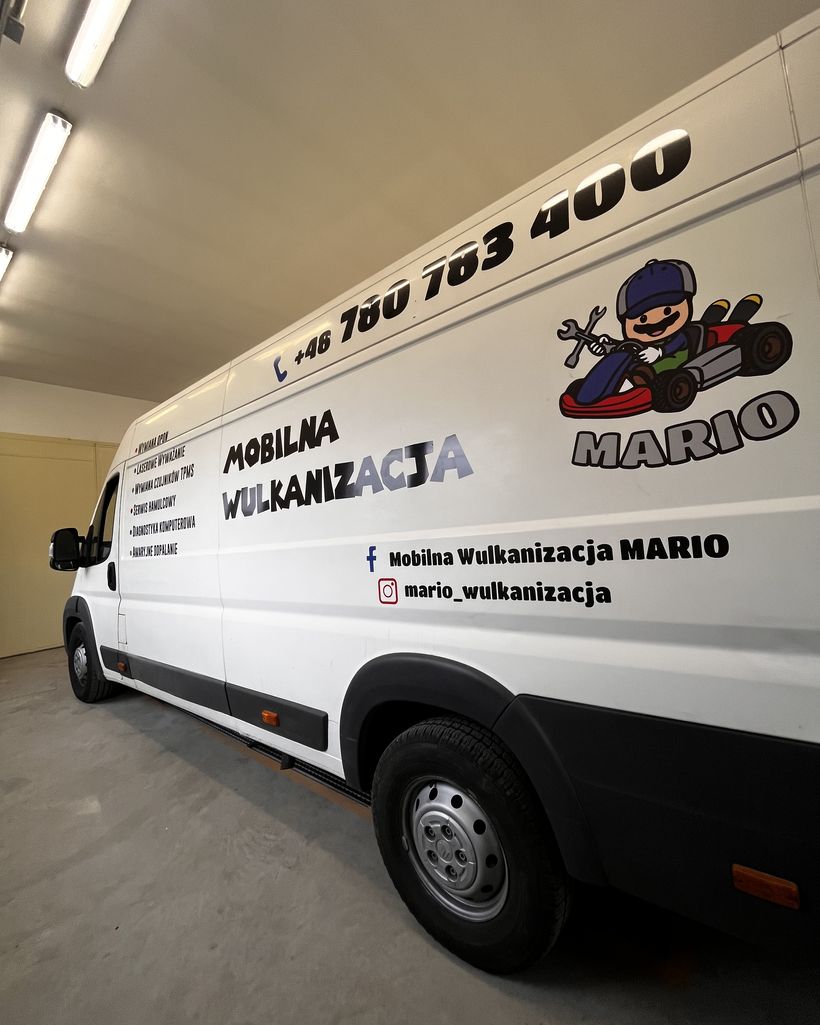 Bus Mario z pełnym oklejeniem: napis Mobilna Wulkanizacja, numer 780 783 400 i maskotka w gokarcie