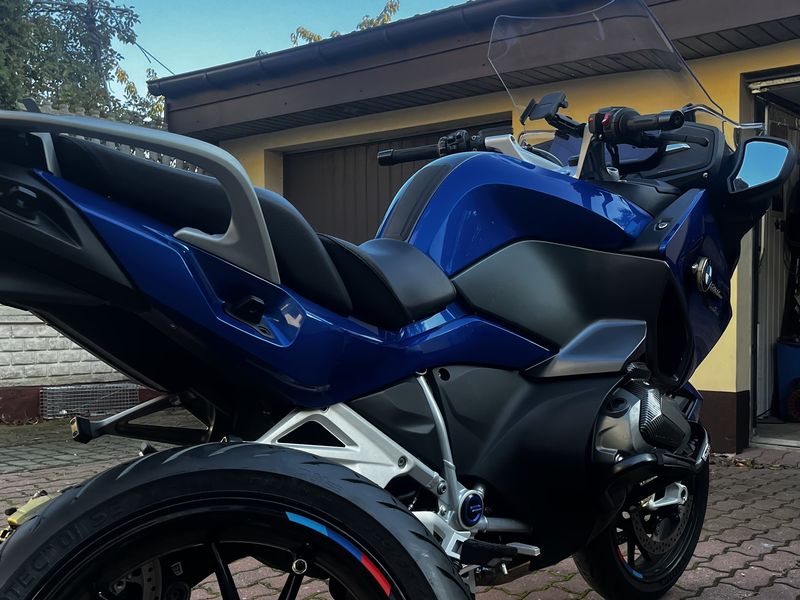 Zbliżenie na zdjęte tylne koło motocykla BMW oparte obok maszyny